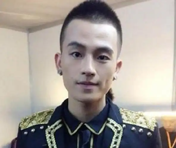 子弹头是欧豪的标志发型,一直备受粉丝的追捧,打造出他独特的硬朗帅真