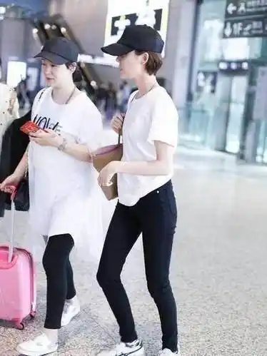 偶像练习生比如人气很高,才艺最优的蔡徐坤就被许多人说像权志龙,或许