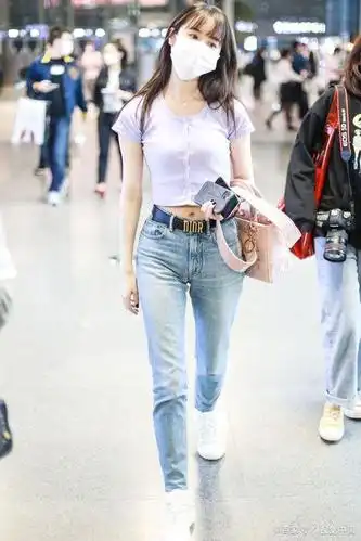 袁冰妍穿冰淇淋色短款上衣变小腰精,长发披肩青春动感又迷人