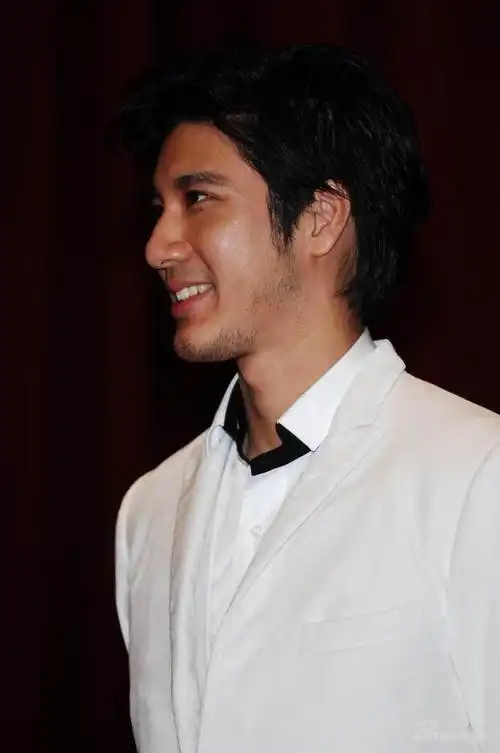 图文色戒上海首映王力宏胡须清晰可见