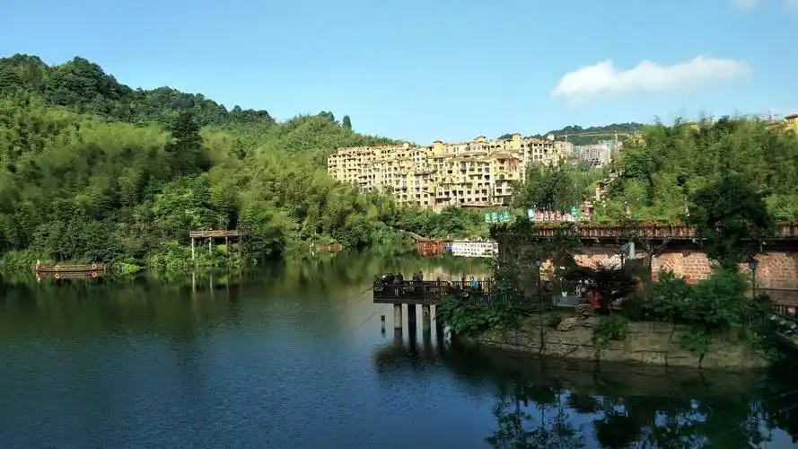 赤水 天鹅堡森林公园 靠山而处,择湖而居. 国家4a级风景区内,中国长