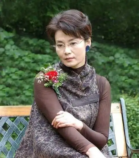 潘虹的近照,举手投足之间尽显优雅的气质.