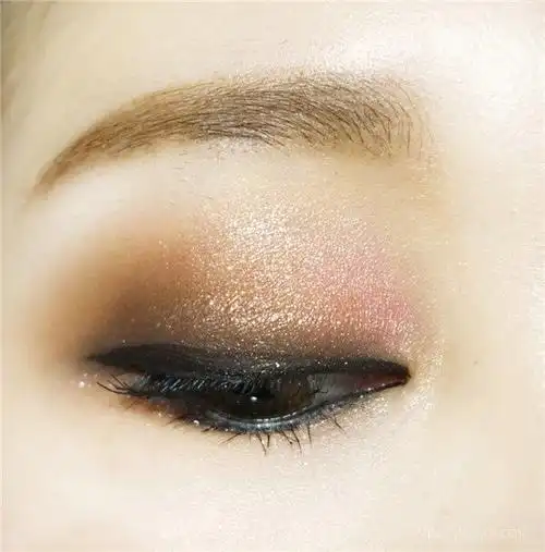 韩艺瑟化妆-粉红色彩画报眼妆