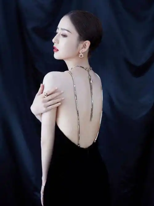 佟丽娅也太好看了吧!穿黑色吊带裙秀美背,这曼妙身姿真让人羡慕