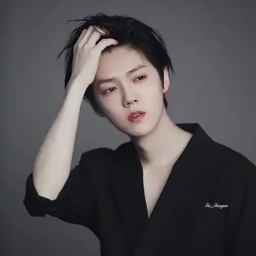 今日话题:#年少时的心动#鹿晗 头像4p‖壁纸4p 顾笙恩/姜浔/迷茫不知