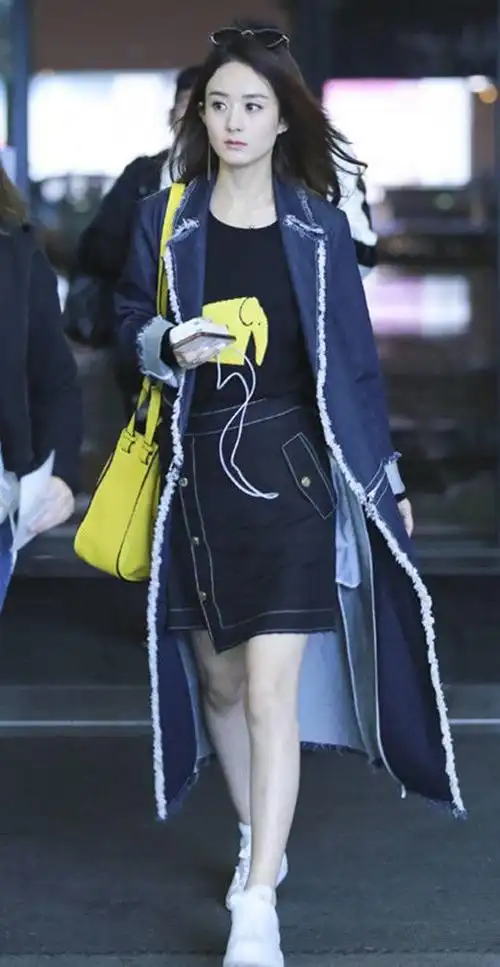 赵丽颖穿牛仔短裙走机场身材瘦硬要配大风衣这腿围太吸睛了