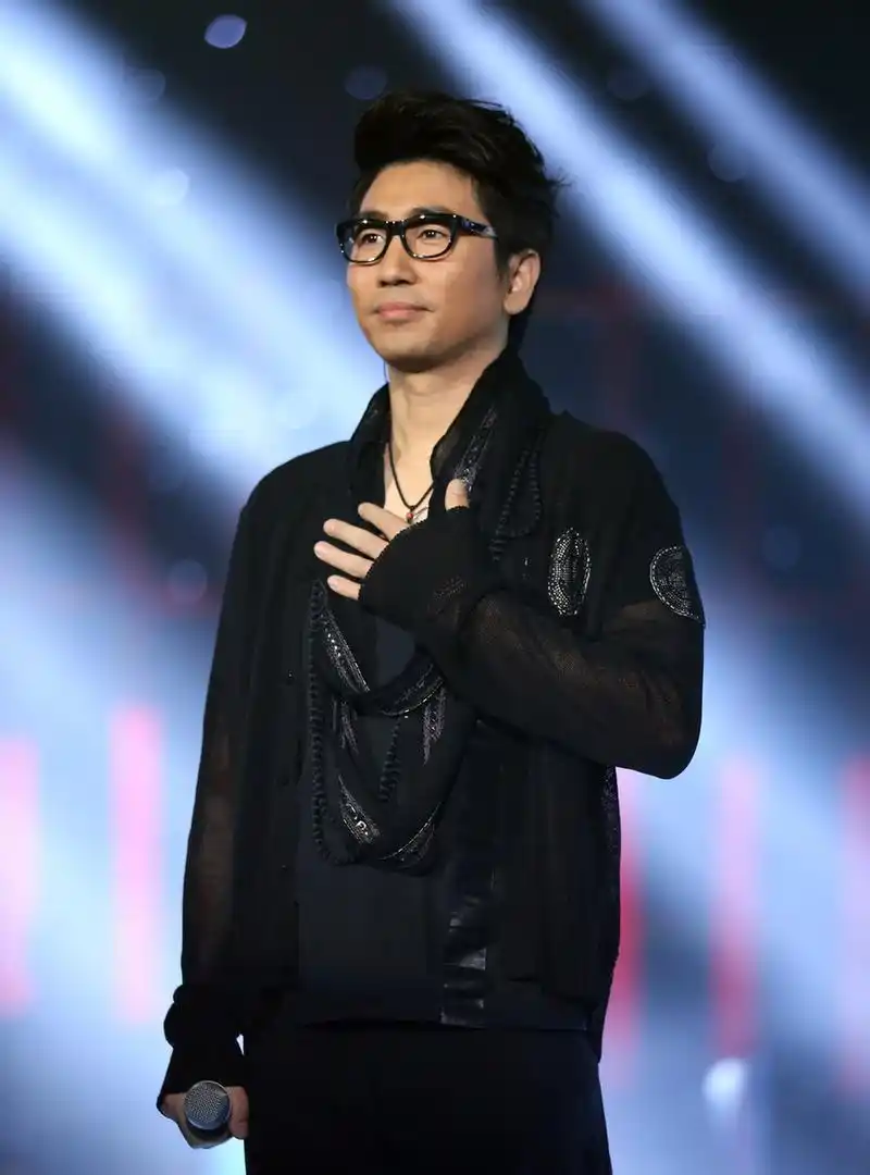 看来男人都难逃中年发福呀,沙宝亮硬是把自己吃成了满文军!