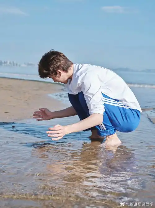 少年@theo-朱正廷,清爽帅哥少年感满满,怎么才能和帅哥一起去海边玩呢