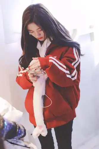 鞠婧祎穿红色羽绒服搭配黑色裤子现身机场,皮肤白皙笑容灿烂