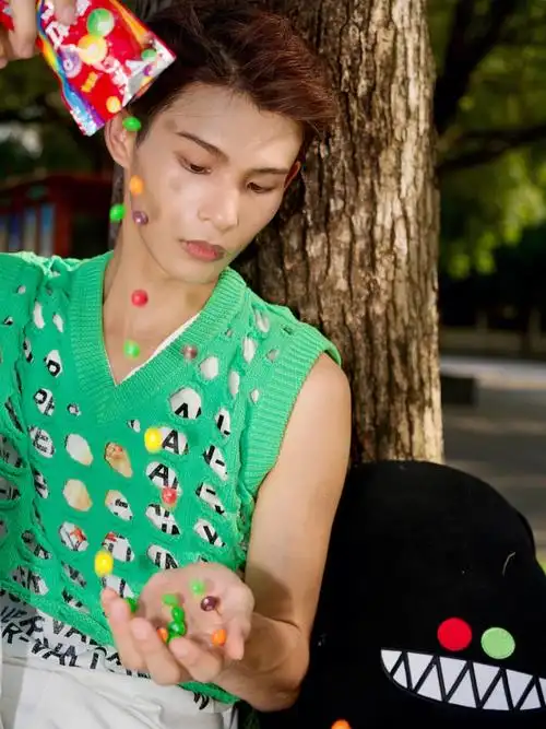 这一次,彩虹糖诚意满满,联名花臂老王,推出限定潮玩礼盒,打破品牌边界