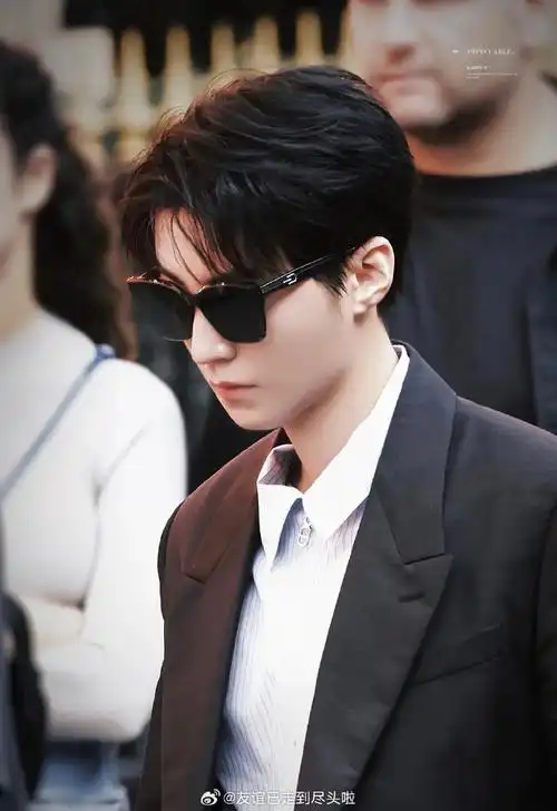 不戴墨镜:刚成年#王俊凯又当老板又当翻译##巴黎时装周##迪奥二零二四