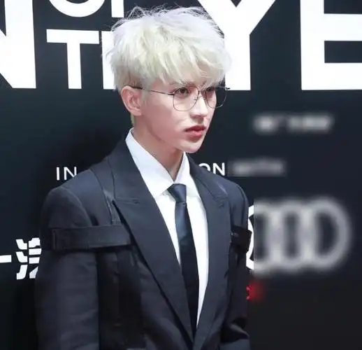 蔡徐坤亮相gq白发银框眼镜眼神太绝我却注意生图下他的皮肤