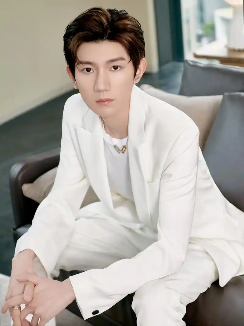 王源身穿纯白西装02搭配简洁又干练