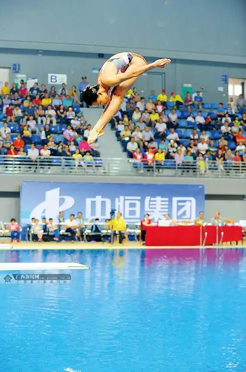 一名选手正在游泳(跳水)馆进行跳水比赛.