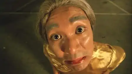 百变金刚大战铁甲威龙,星爷化身老太太,这造型让人大跌眼镜