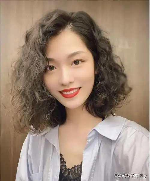 头发多适合的发型女,十款减龄短发烫发