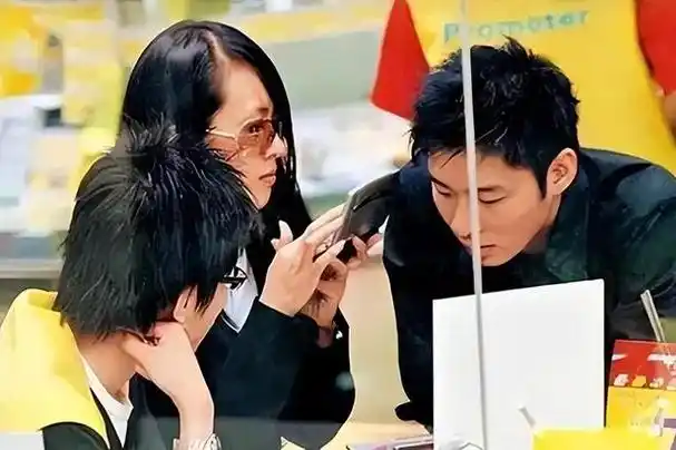 引言:2004年,一张停车场激吻照片让全国都知道了章子怡和霍启山的恋情