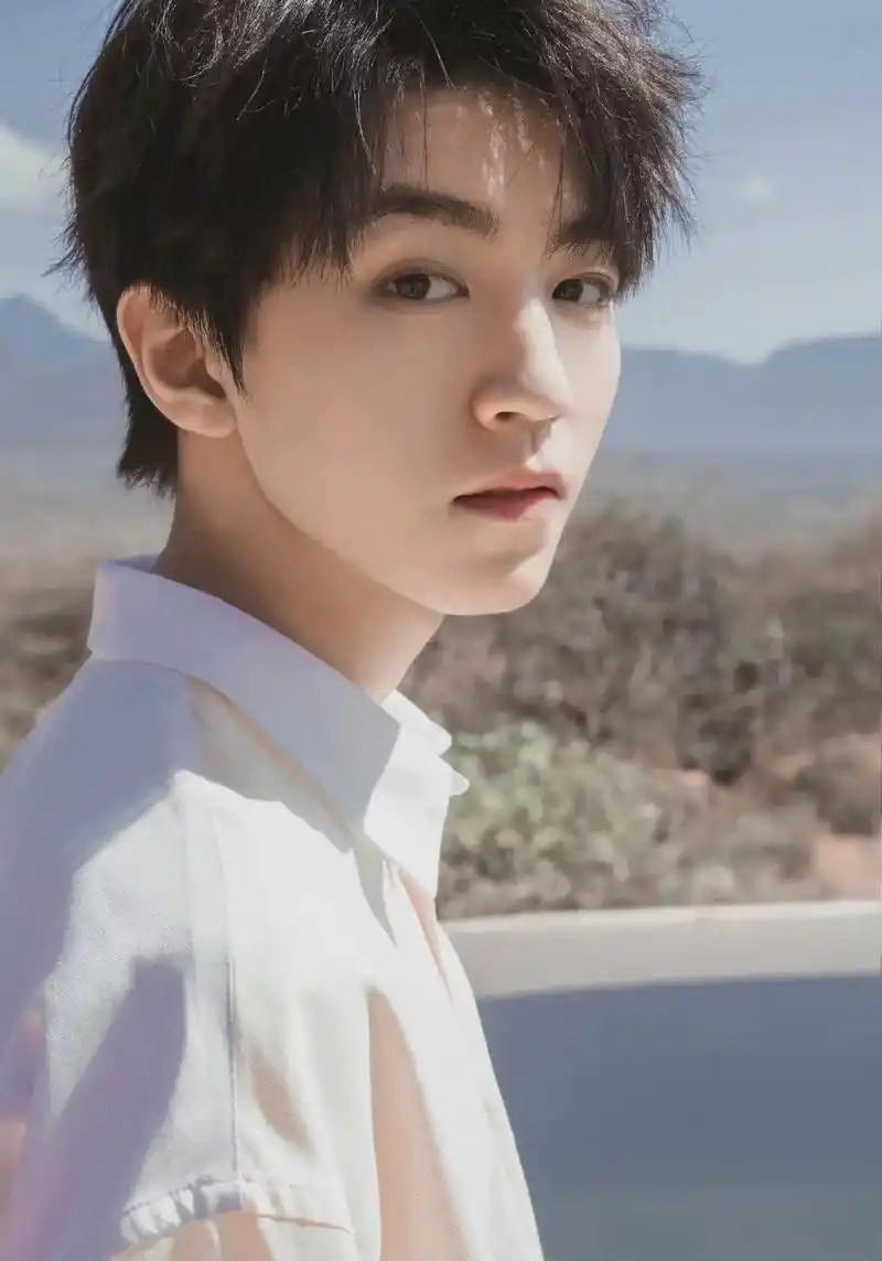 王俊凯少年感穿搭盘点 #侧颜杀 #宝藏男孩王俊凯 #向全世 - 抖音