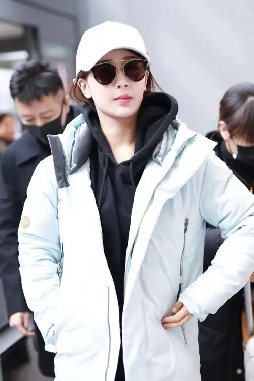 杨紫穿白色羽绒服现身机场皮肤白皙,戴白色棒球帽和墨镜又酷又美