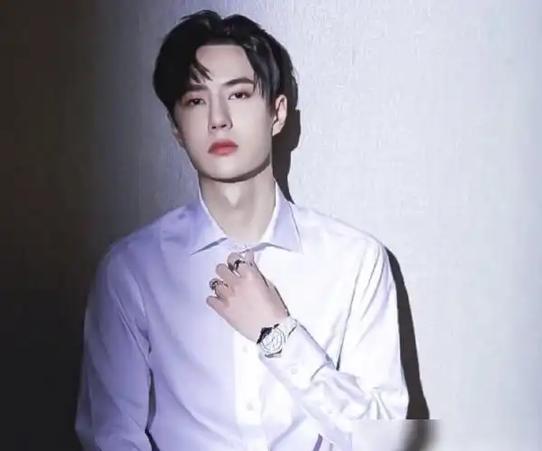 王一博庆祝自己出道6周年现身机场给粉丝惊喜这次没有粉错人