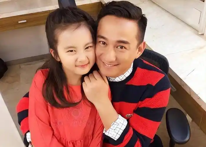 作为黄磊的女儿,黄朵朵一直引起争议,她经常做出一些稀奇古怪的事情上