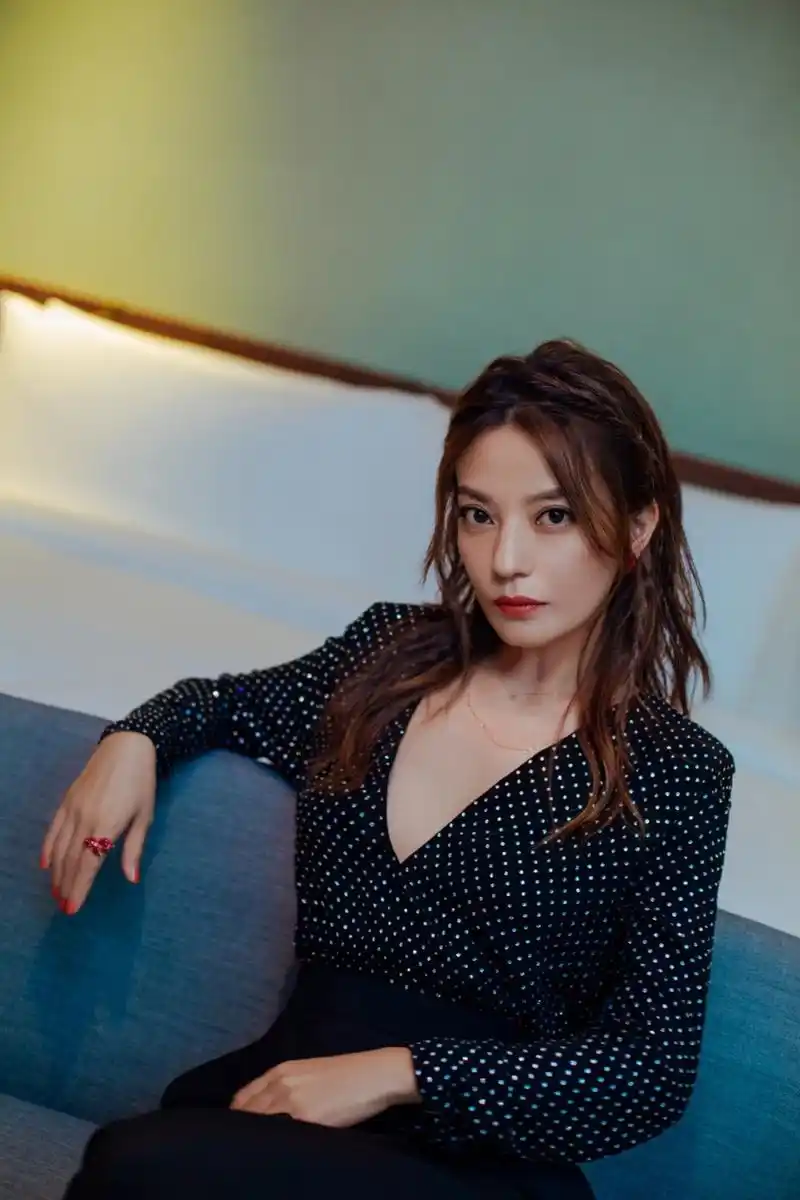 赵薇又瘦成排骨深v上衣休闲裤时尚大方网友别再胖回去了