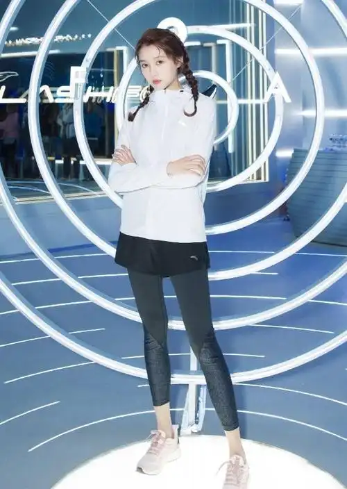 关晓彤穿一条普通的紧身裤,就能凹出"牙签腿",长腿太逆天了!