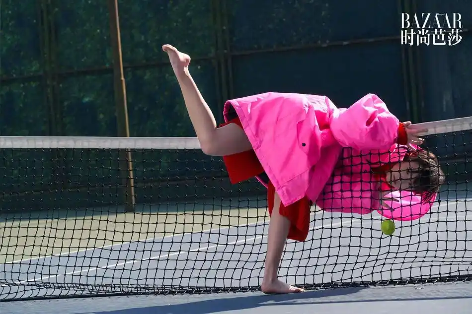 组图:李庚希拍时尚大片翻车 穿荧光粉外套造型奇怪遭网友吐槽