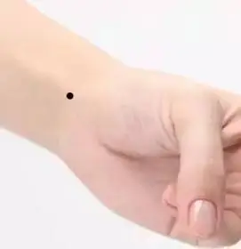 女右手腕上好痣图右手腕长痣代表什么