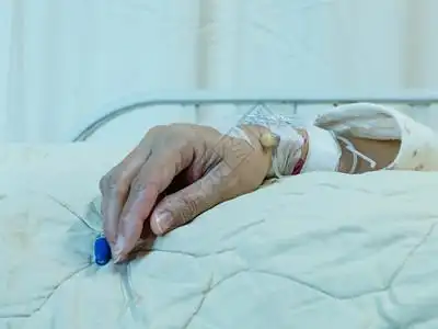 在医院病床上吊水特写图片