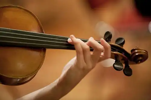 练习小提琴的正确习惯1,应保持谱架的架台与眼睛视线平齐.