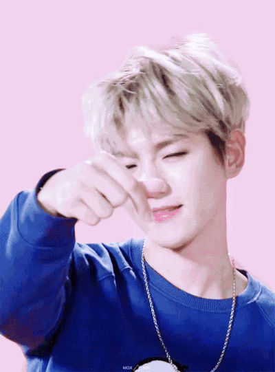 边伯贤比心gif图