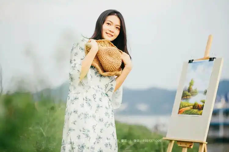 爱笑的女孩,笑容宛如阳光般明媚