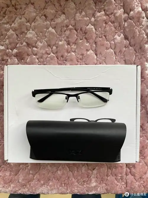 附送的眼镜盒也挺亮眼