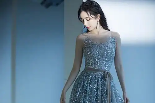 杨幂裸色闪钻长裙礼服写真