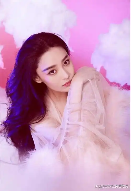 张馨予穿透视装,海边踱步大秀白嫩双腿,魔鬼身材太性感火辣