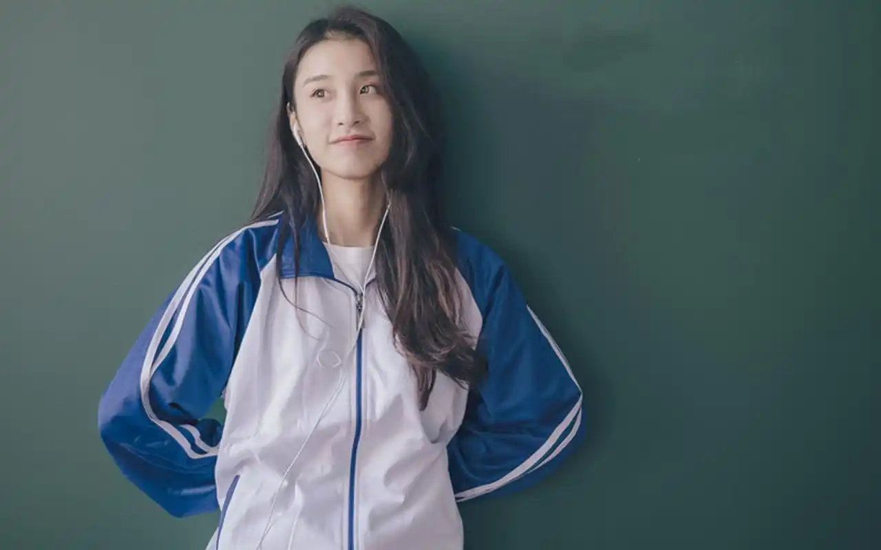 长发清纯美女校服写真图片桌面壁纸