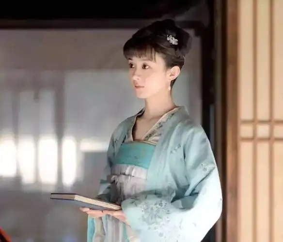 也称总角,女子15岁时行"及笄"礼表示成年,头发就梳成未出阁女子的发髻