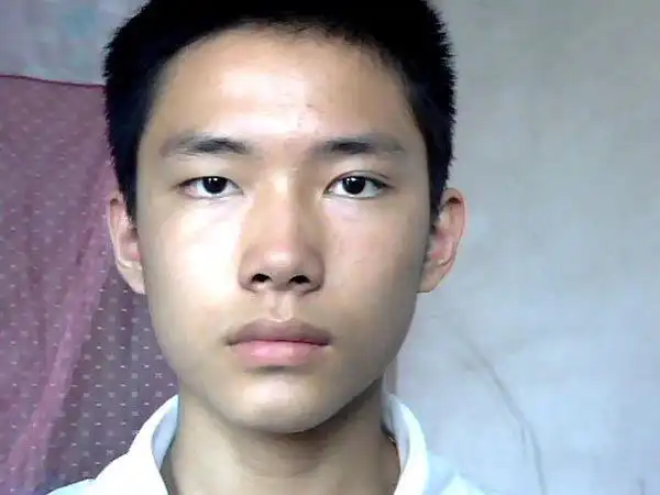 我是倒三角脸型的男生,是学生,而且带眼镜,留什么发型好看?