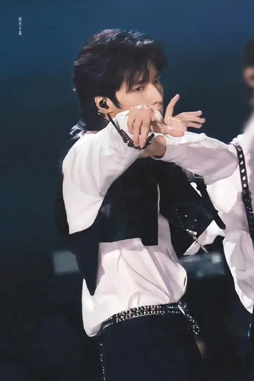 231110 天猫双十一舞台的king95@时代少年团-刘耀文#刘耀文露肩衬衫