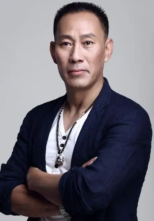 出生于陕西西安,毕业于解放军艺术学院,中国内地男演员,国家一级演员