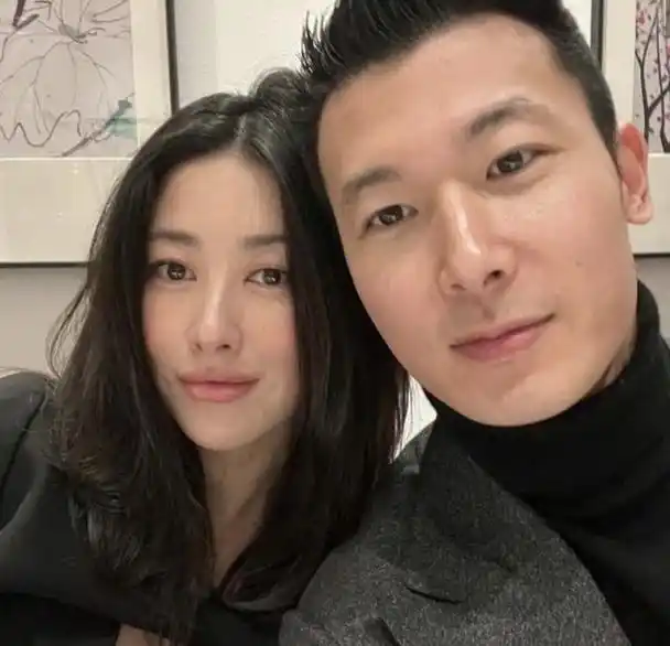 白天的时候,朱珠老公晒照,并发文称"卡在心坎里的生日礼物",不用去猜