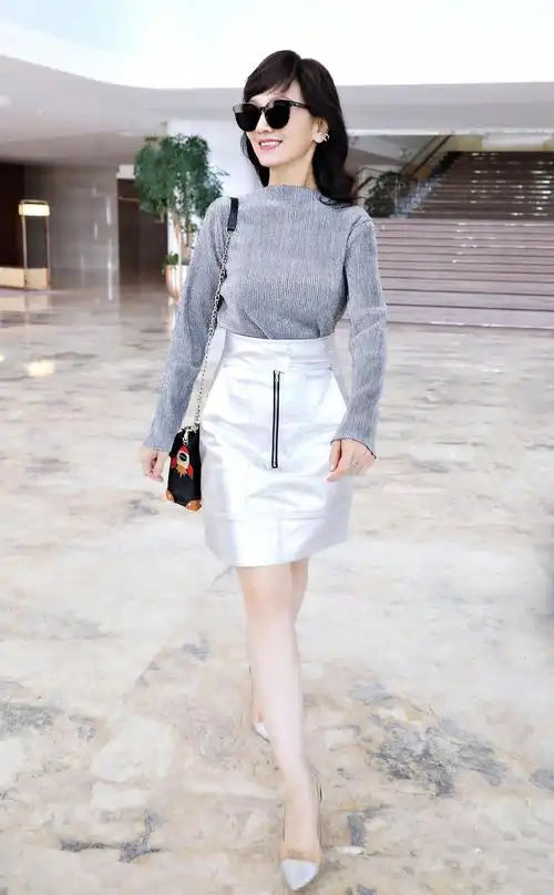 十七岁做空姐19岁参选香港小姐的赵雅芝,是一个真正的大美女,她续写了