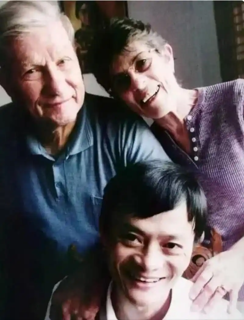 1990年,马云与妹妹以及外国友人在杭州雷锋塔前合影,这张珍贵的照片