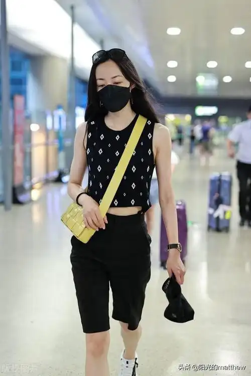 2021年8月10日,上海,韩雪现身机场.