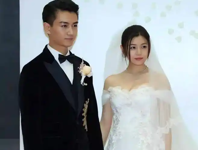 穿白色套装似丧服,7岁儿子五官似妈超精致_陈晓_网友_公众