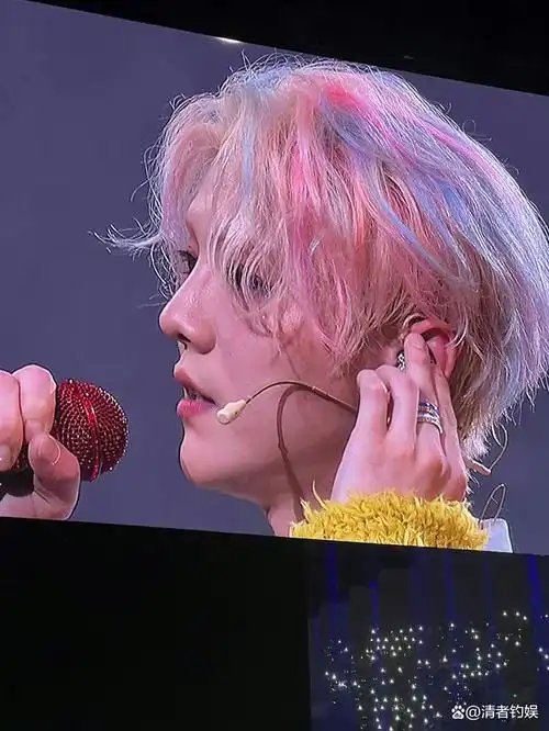 近日,鹿晗演唱会开始了,比起孟美岐只是售卖一千张票还卖不出去的惨状