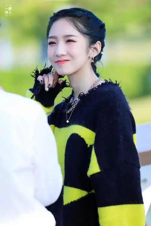 孟美岐今日上班饭拍合集[憧憬]被太阳晒到脸. 来自星姐星闻 - 微博