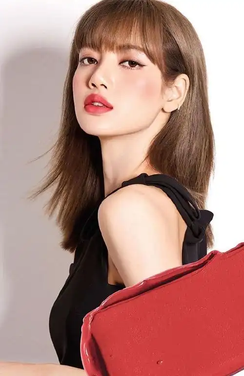 简介:lisa性感迷人写真图片,分享一组lisa图片给大家,图中的明星图片