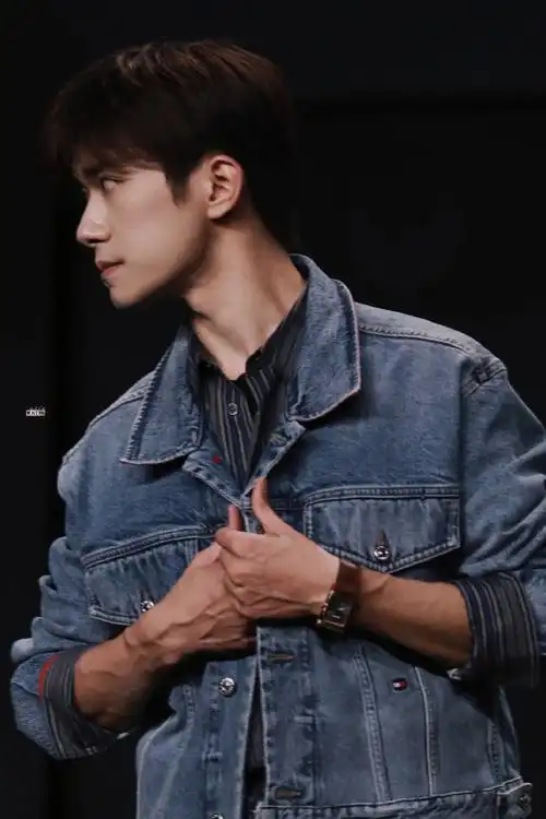 那就不得不拿出超级可爱的这一套图了易烊千玺穿什么不都得咔咔乱鲨!